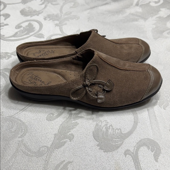 Women’s, like new,Natural Soul by Naturalizer brown suede clogs. Size 7M - Picture 4 of 10